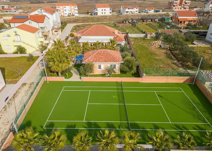 Luxury Villa Agape Palm Beach Tennisplatz