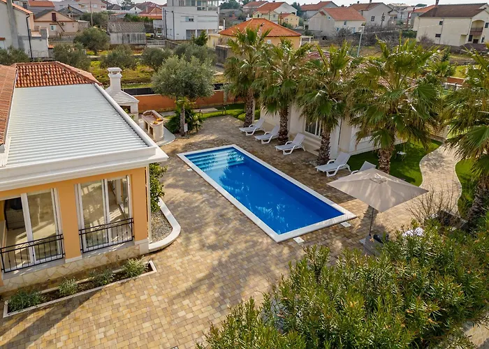 Luxury Villa Agape Palm Beach Tennisplatz