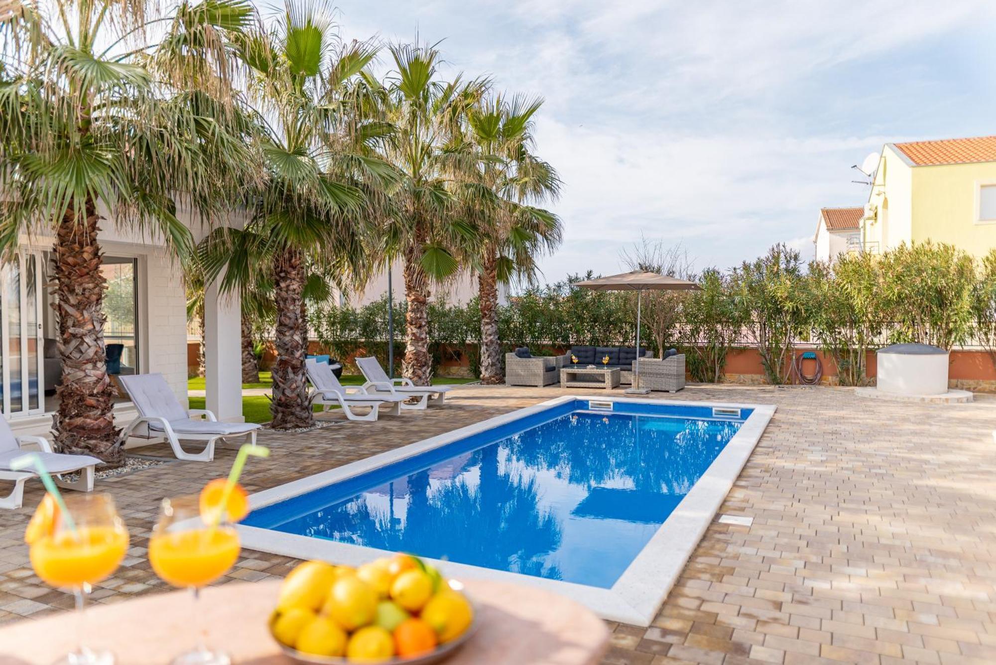 Luxury Agape Palm Tennisplatz *