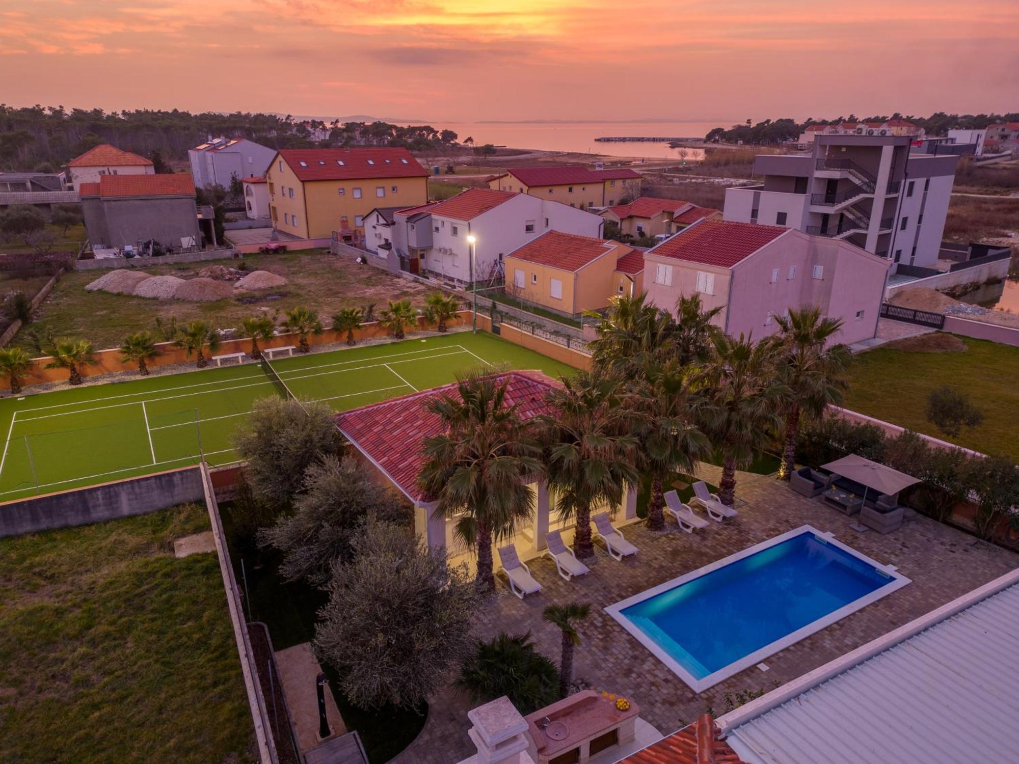 Luxury Agape Palm Tennisplatz *