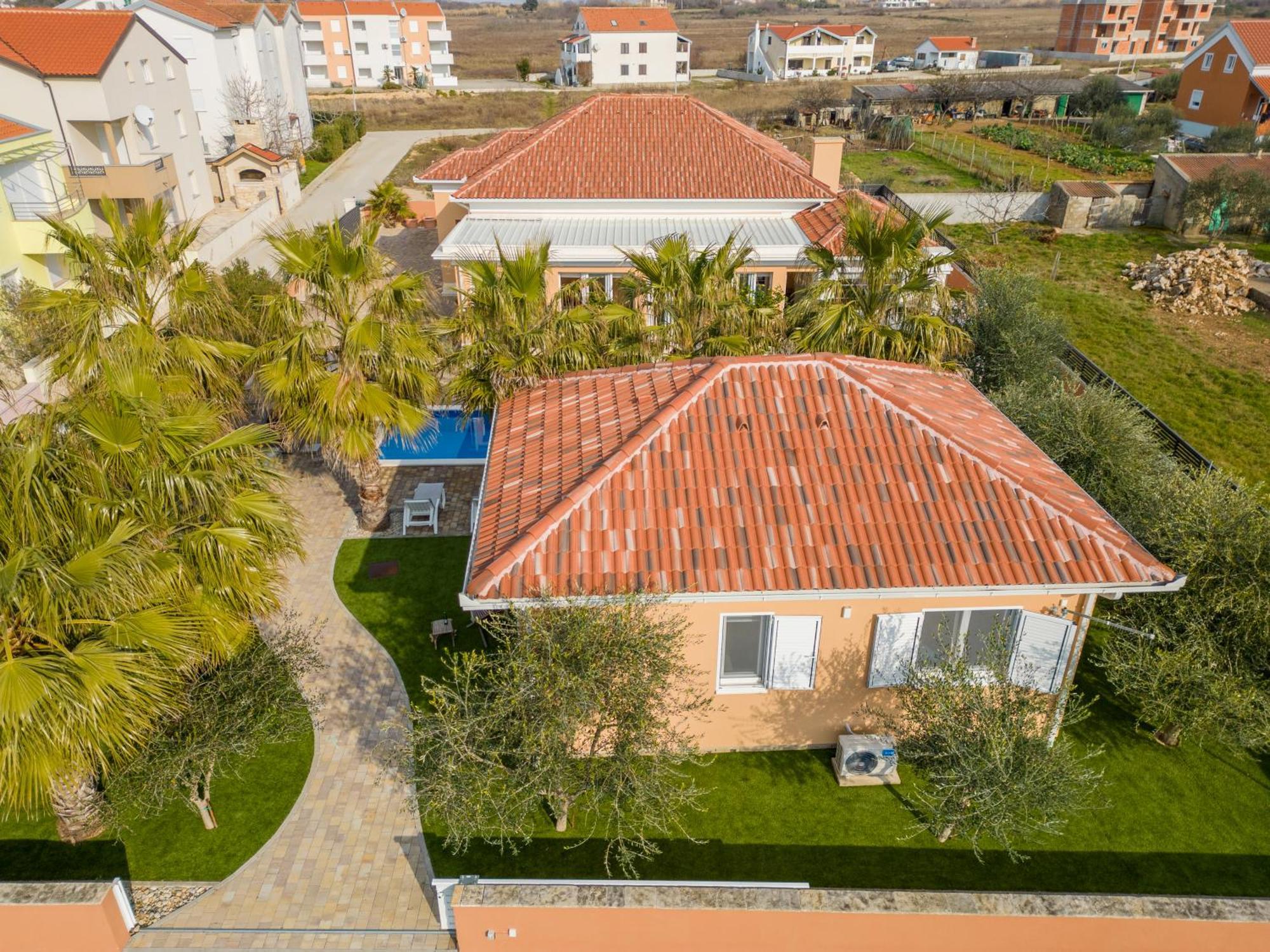 Luxury Agape Palm Tennisplatz *