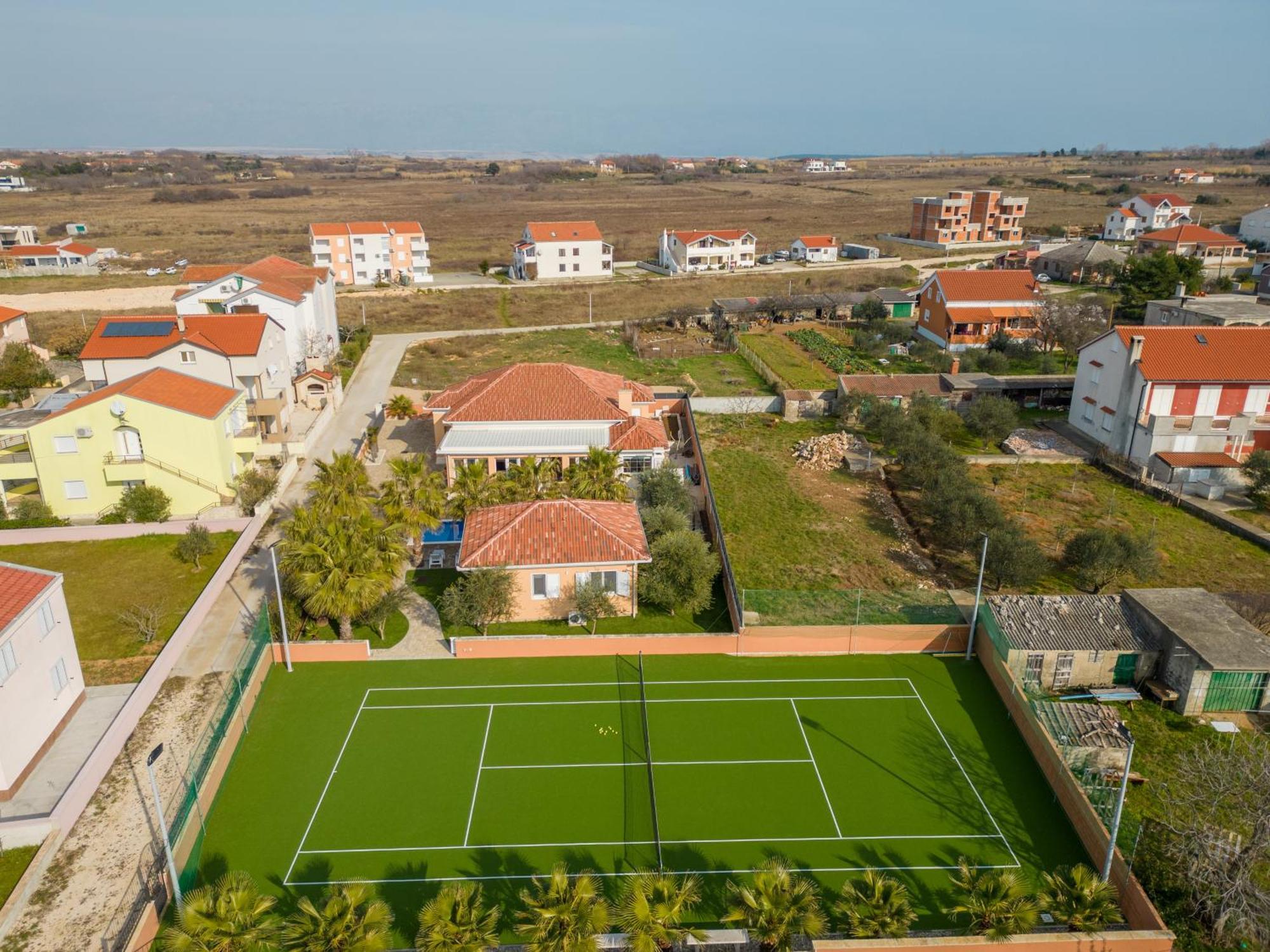 Luxury Agape Palm Tennisplatz